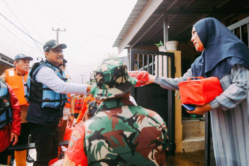 Gus Ipul Salurkan Rp5,4 Miliar untuk Korban Banjir di Sulsel