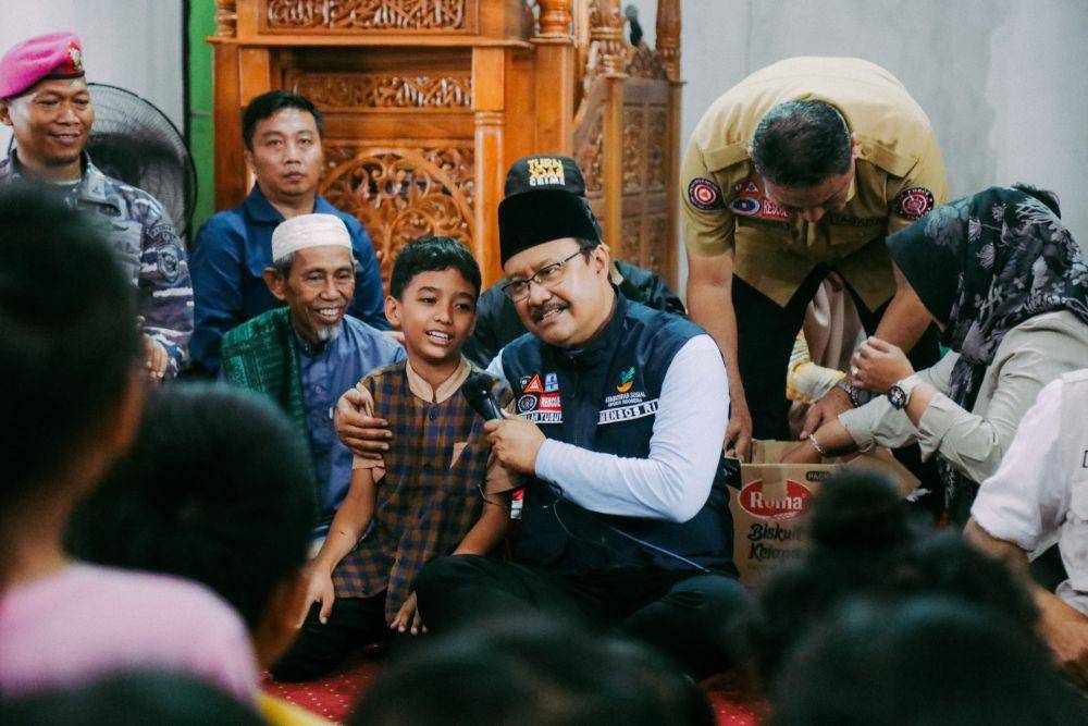 Menteri Sosial Saifullah Yusuf meninjau beberapa lokasi penanganan banjir yang melanda wilayah Kota Makassar, Sulawesi Selatan, Rabu (25/12/2024). (Dok. Istimewa)