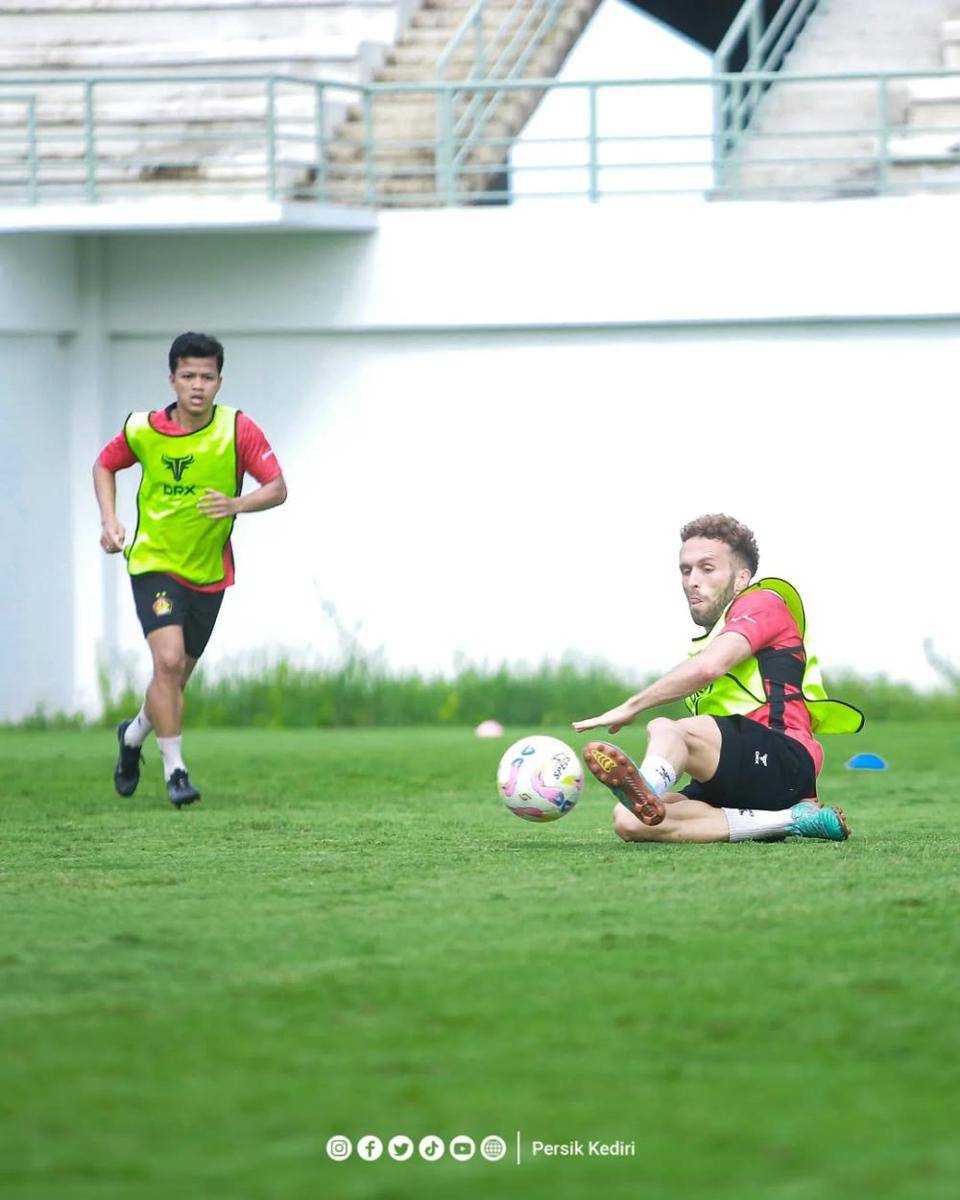 Pemain Persik Kediri saat berlatih. Instagram.com/ persikfcofficial
