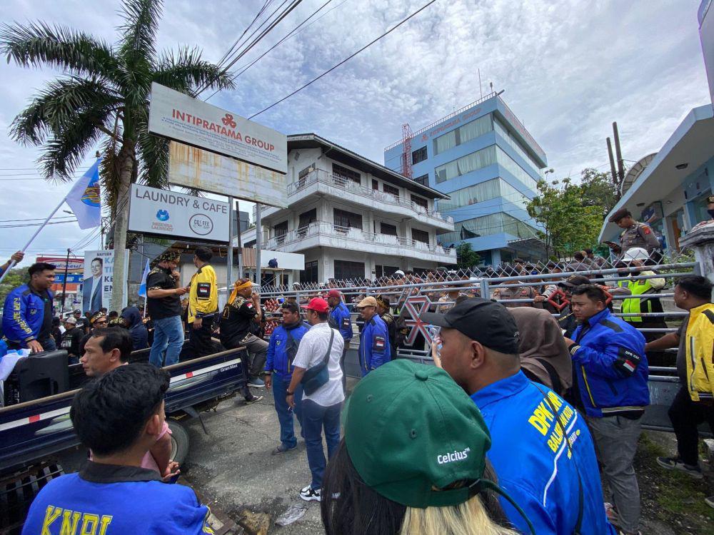 Demontrasi pemuda di depan kantor PT Intipratama Group, Balikpapan, Jumat (27/12/2024) siang. (IDN Times / Erik Alfian)