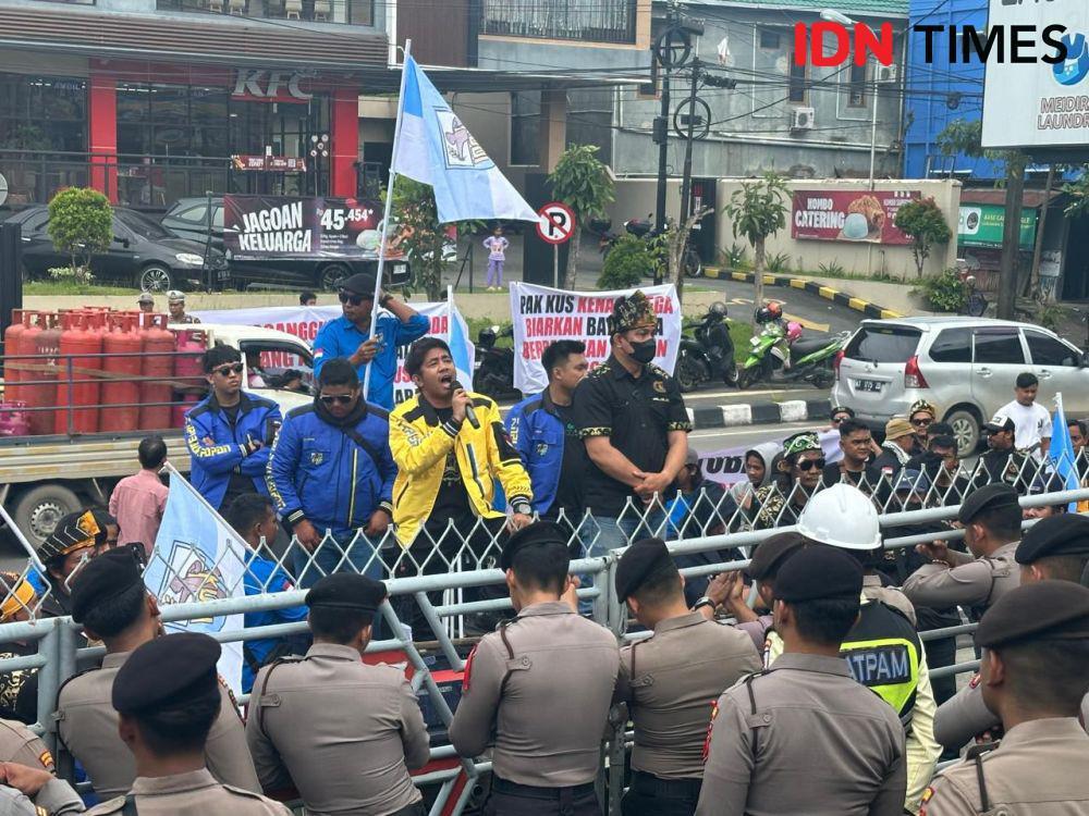 Demontrasi pemuda menolak hauling batu bara di PT Intipratama Group, Jumat (27/12/2024) siang. (IDN Times/Erik Alfian)