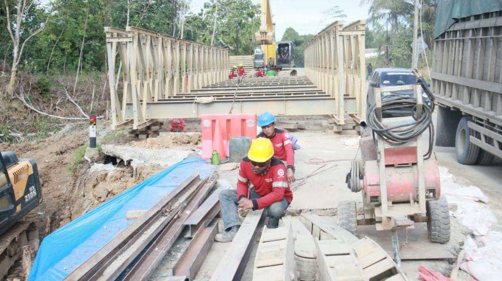 Instalasi jembatan sementara ditargetkan selesai Jumat (27/12/2024) malam. (Dok. BBPJN Kaltim)