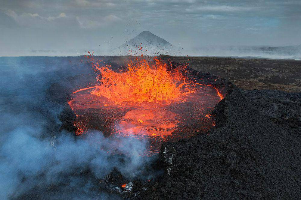 ilustrasi lava dari letusan gunung berapi di Fagradalsfjall, Islandia, pada 2023 (commons.wikimedia.org/Giles Laurent)