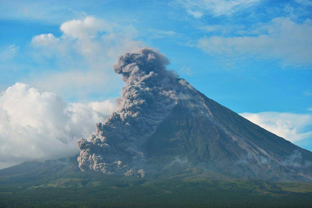 ilustrasi aliran piroklastik letusan Gunung Mayon (commons.wikimedia.org/Jaycee Esmeria)Jaycee Esmeria