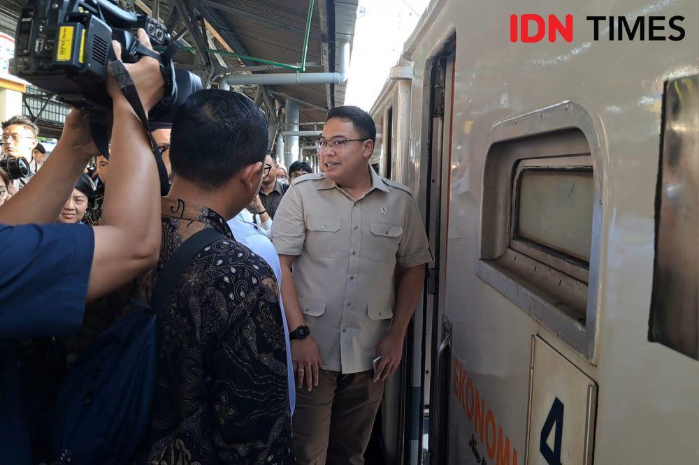 Wakil Menteri Komunikasi dan Digital, Angga Raka Prabowo melakukan kunjungan ke Stasiun Pasar Senen, Jakarta Pusat. (IDN Times/Trio Hamdani)
