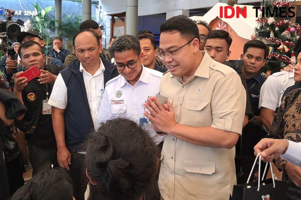 Wakil Menteri Komunikasi dan Digital, Angga Raka Prabowo melakukan kunjungan ke Stasiun Pasar Senen, Jakarta Pusat. (IDN Times/Trio Hamdani)