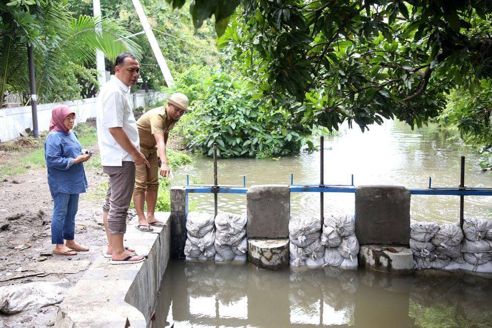 Wali Kota Surabaya Eri Cahyadi saat turun mengecek drainase di Gunung Anyar. (Dok. Diskominfo Kota Surabaya)