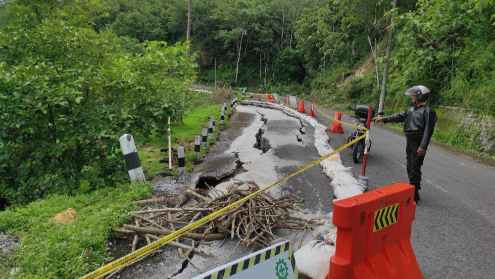 Jalan Tanjakan Clongop Gedangsari Gunungkidul Ambles hingga 30 Meter