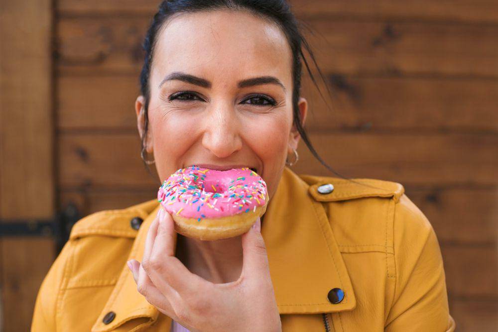 Ilustrasi wanita makan donat (freepik.com/freepik)