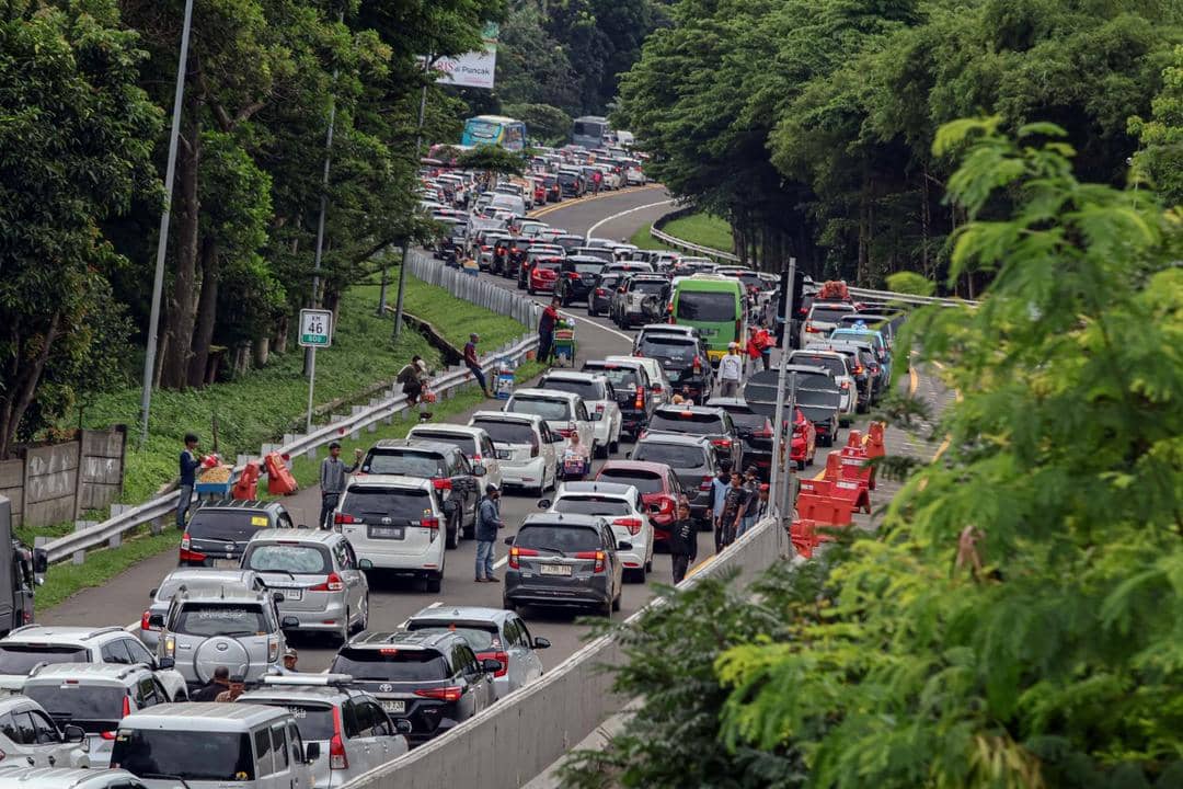 Kepadatan di jalan tol menuju Puncak Bogor menjelang libur akhir tahun 2024, 21/12.