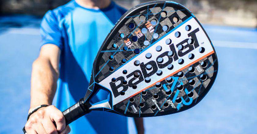 Raket merek Babolat, yang juga merupakan merek raket tenis (zonadepadel.com)