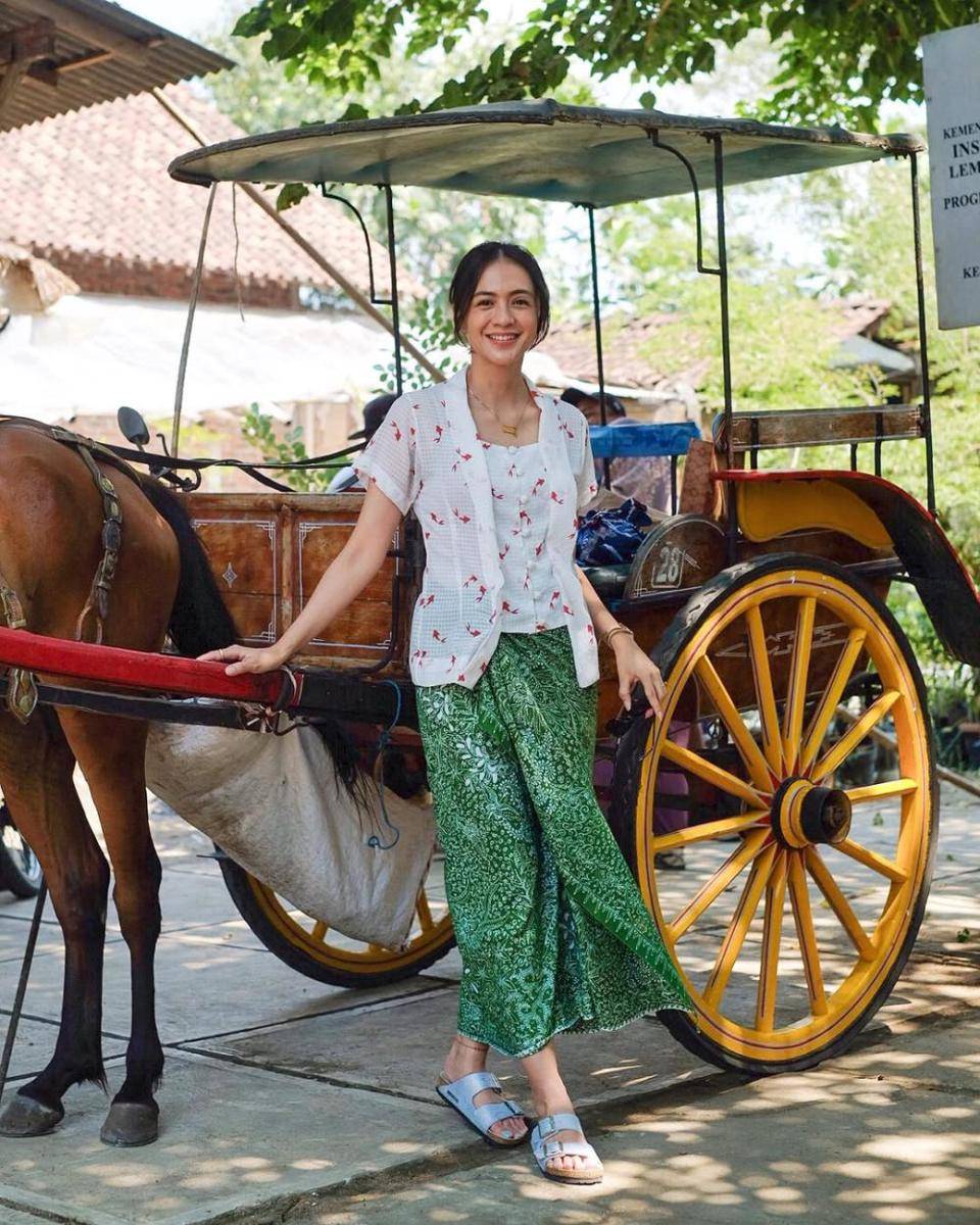 ide OOTD ala pemain film '2nd Miracle In Cell No. 7' (instagram.com/aglaartalidia)