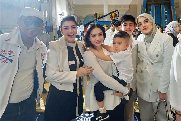 9 Potret Tamu Artis di Ulang Tahun Ke-3 Levian Billar, Meriah Banget