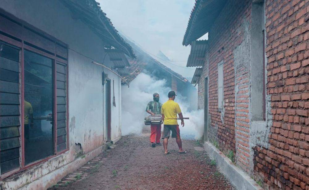 Petugas dari Dinkes Magetan saat lakukan fogging di desa Pragak di lokasi terdampak. IDN Times/ Riyanto.