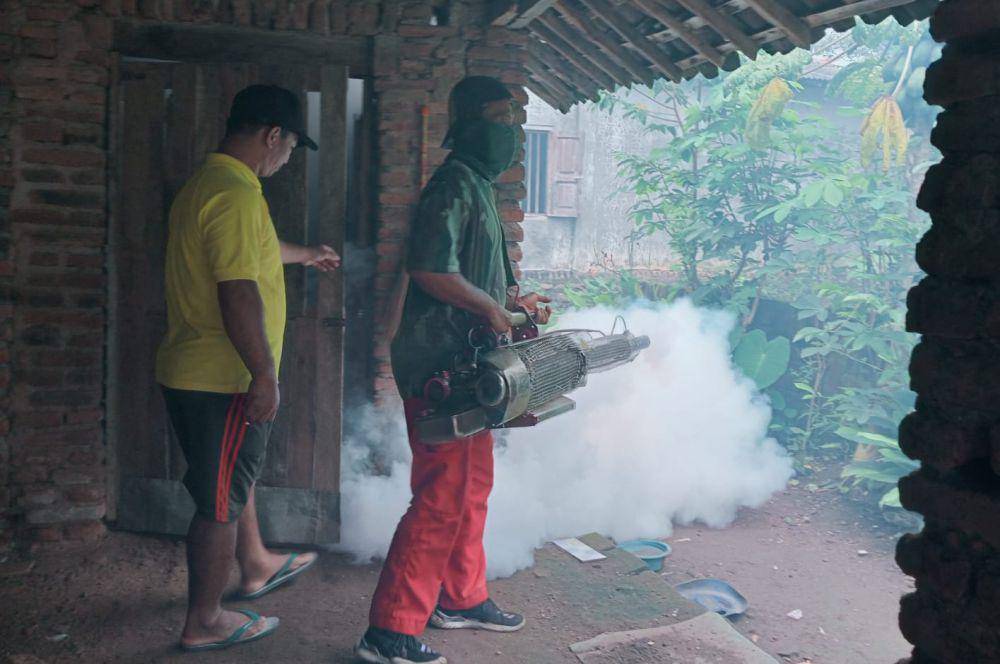 Petugas dari Dinkes Magetan saat lakukan fogging di desa Pragak di lokasi terdampak. IDN Times/ Riyanto.