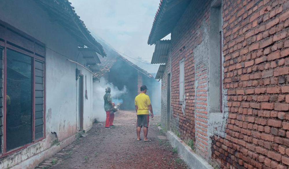 Petugas dari Dinkes Magetan saat lakukan fogging di desa Pragak di lokasi terdampak. IDN Times/ Riyanto.