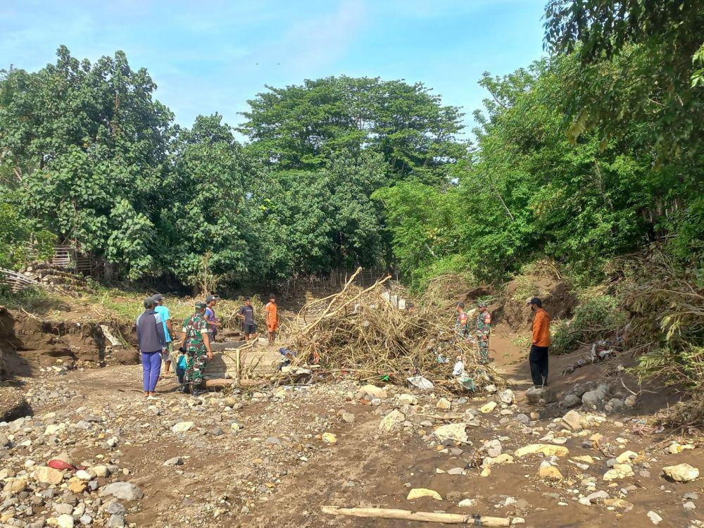 Warga Sumbawa Barat Terseret Arus Banjir Bersama Motornya