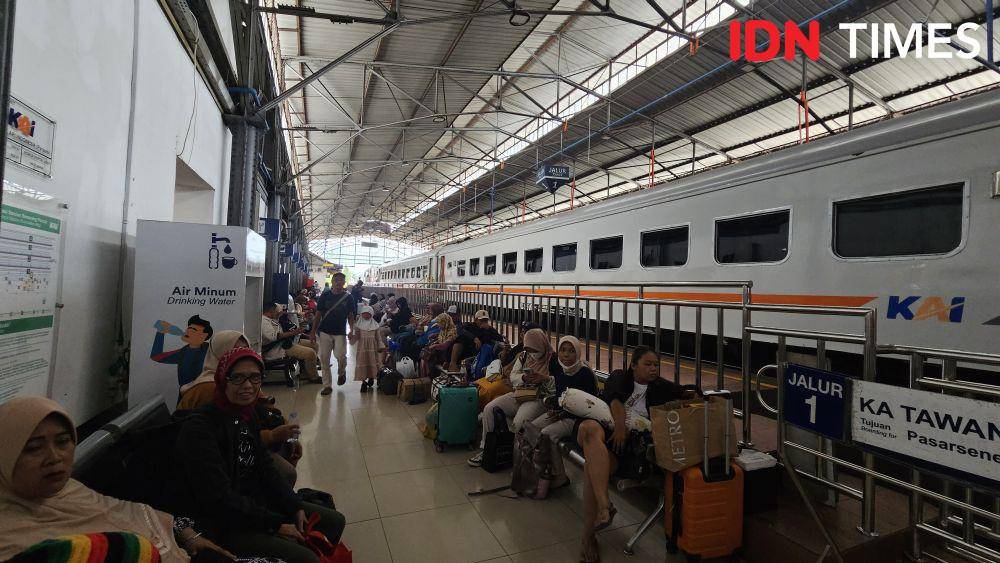 Sejumlah calon penumpang kereta api duduk berjejer di selasar ruang tunggu Stasiun Tawang Semarang. (IDN Times/Fariz Fardianto)