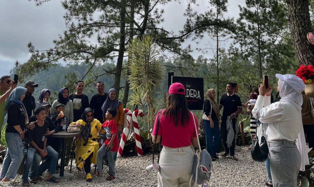 Pengunjung menikmati suasana Toba Caldera Resort (dok.istimewa)
