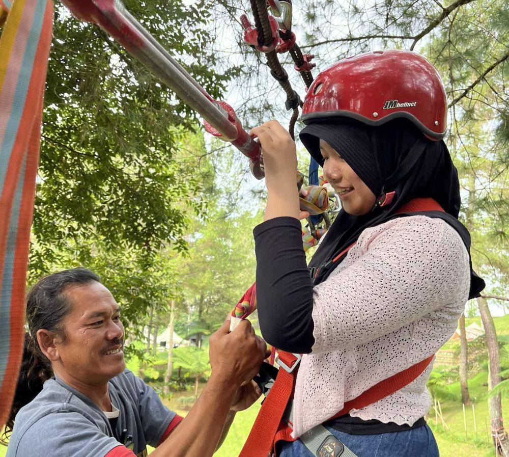 Pengunjung Toba Caldera Resort mencoba permainan yang ada (dok.istimewa)