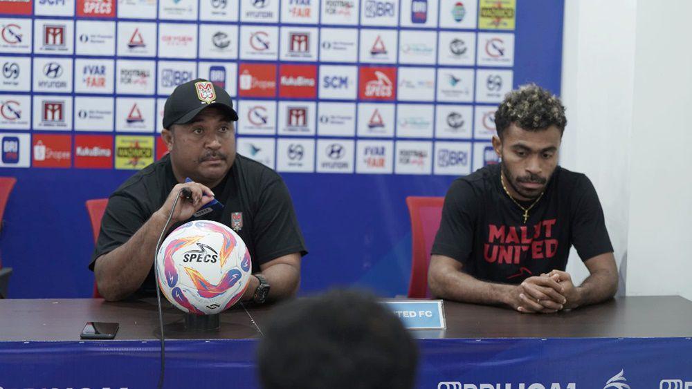 Pelatih kepala Malut United yakni Imran Nahumarury (kiri) dan pemain Yance Sayuri (kanan) dalam jumpa pers pada 27 Desember 2024. (Dok. PT Liga Indonesia Baru)