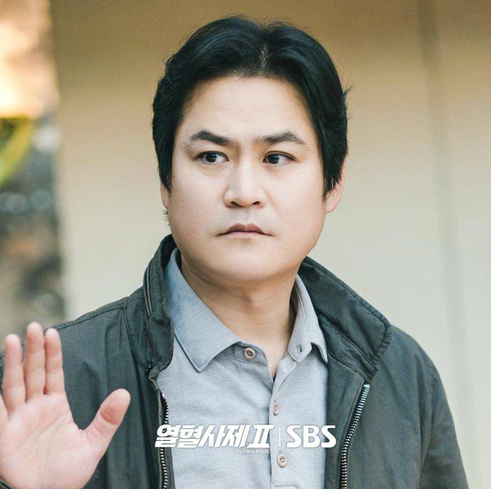 Kim Sung Kyun di drama The Fiery Priest 2 (instagram.com/sbsdrama.official)