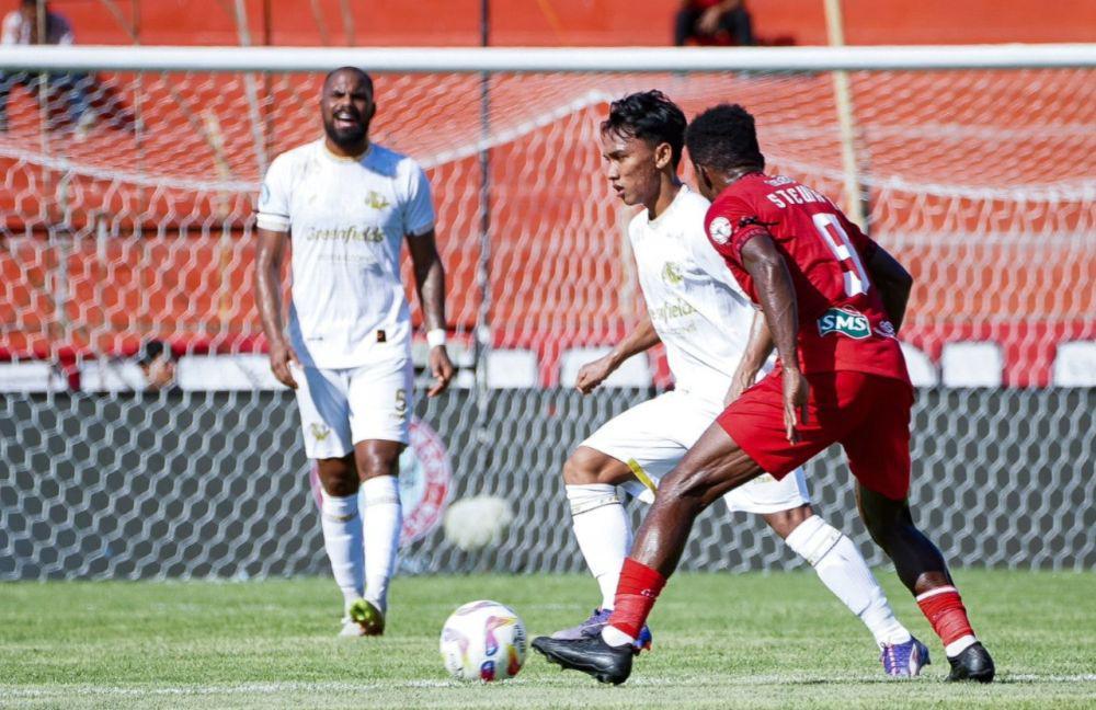 Potret duel Semen Padang vs Arema FC di Liga 1 2024/25, Jumat (27/12/2024). (X/@AremafcOfficial).