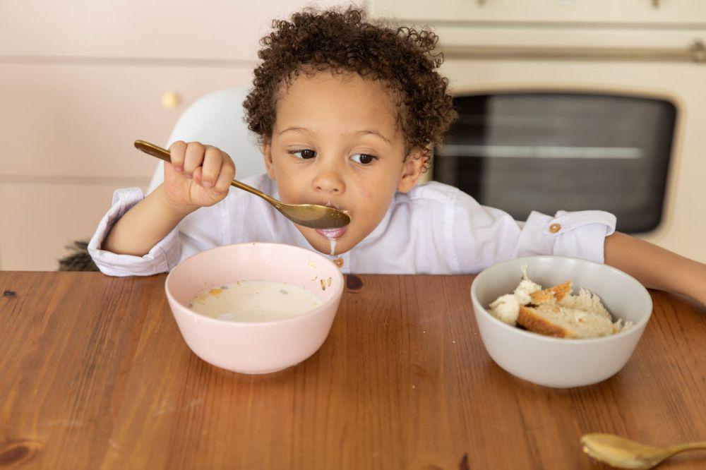 ilustrasi anak makan (pexels.com/KATRIN BOLOVTSOVA)