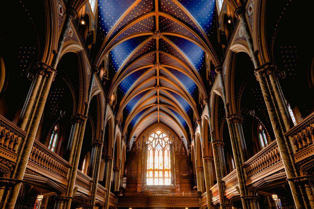 Pointed Arch di gereja Notre-Dame (pexels.com/Harrison Haines)