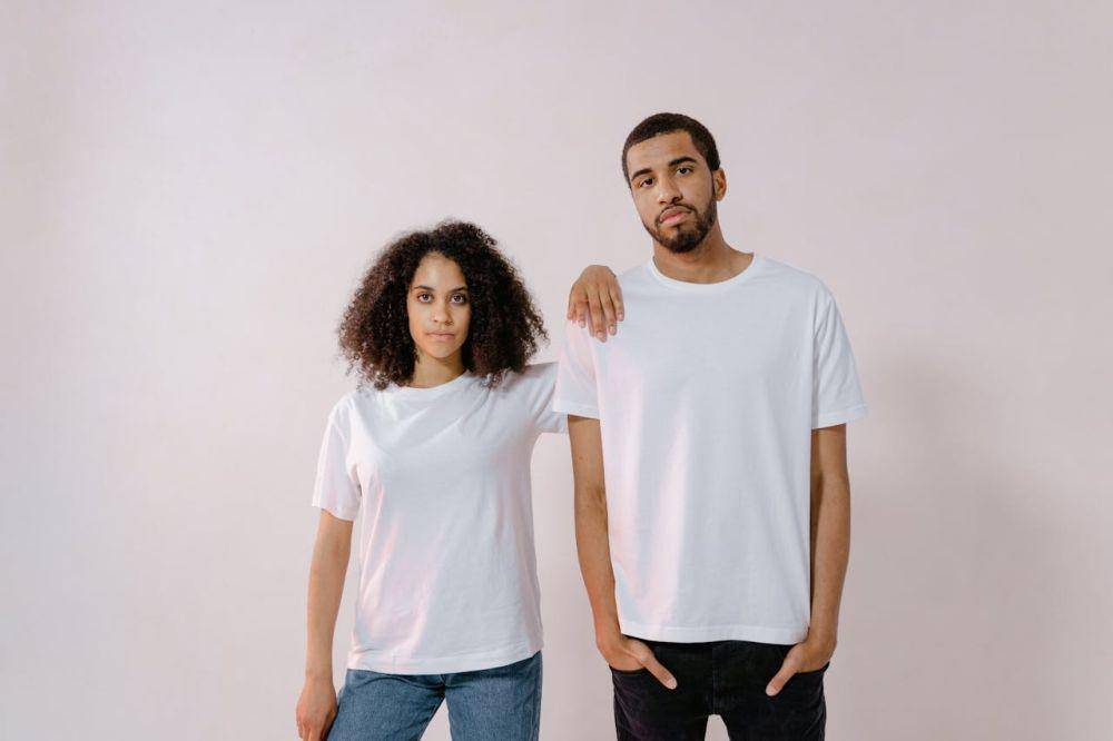 ilustrasi pakai baju putih polos (pexels.com/MART PRODUCTION)