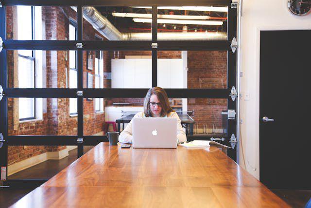 ilustrasi menggunakan teknologi (pexels.com/Startup Stock Photos)