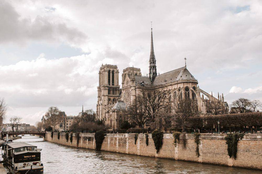 Notre-Dame bangunan tua yang ikonik (pexels.com/Vlanda Karpovich)