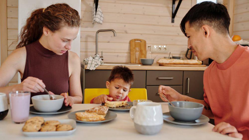 ilustrasi anak makan (pexels.com/Werner Pfennig)