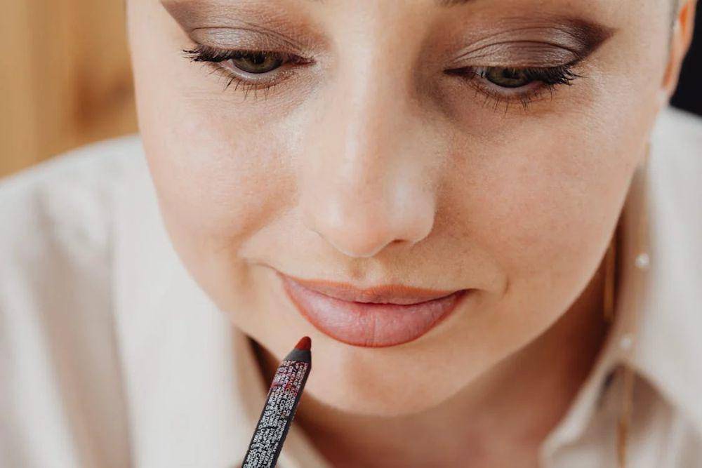 ilustrasi memakai lip liner (pexels.com/Photo By: Kaboompics.com)