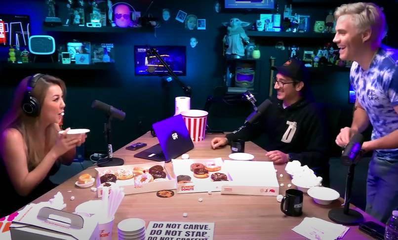 ilustrasi permainan marshmallow toss (youtube.com/Attack Of The Show!)