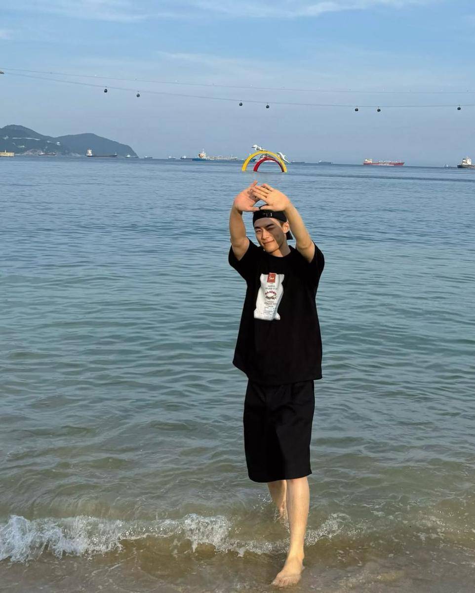 OOTD nuansa hitam ala Park Jeong Woo (instagram.com/jwp_its_me)