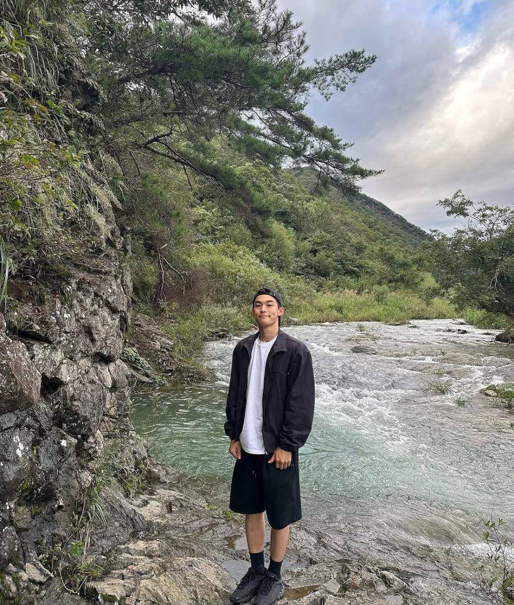 OOTD nuansa hitam ala Park Jeong Woo (instagram.com/jwp_its_me)