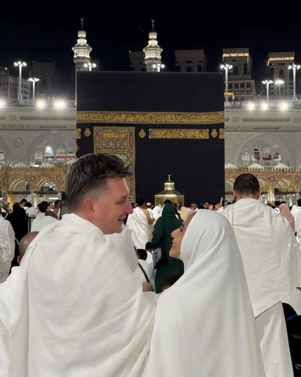 Maudy Koesnaedi umrah bareng suami dan anak (instagram.com/maudykoesnaedi)