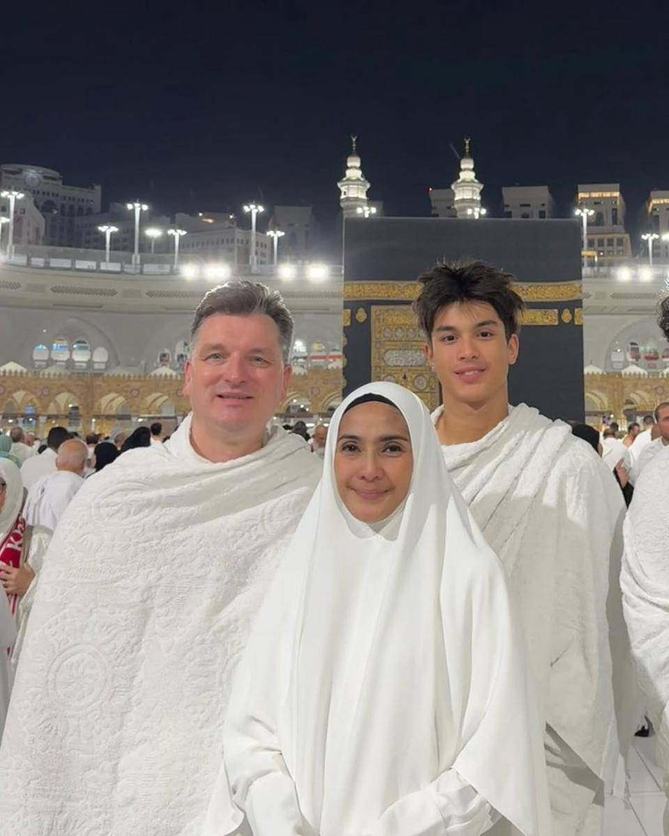Maudy Koesnaedi umrah bareng suami dan anak (instagram.com/maudykoesnaedi)