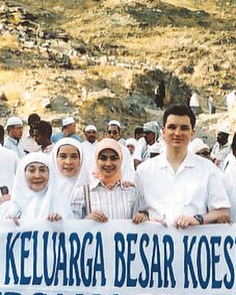 Maudy Koesnaedi umrah bareng suami dan anak (instagram.com/maudykoesnaedi)