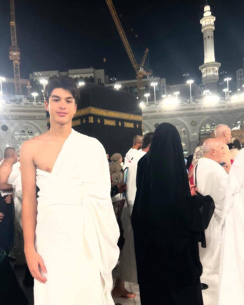 Maudy Koesnaedi umrah bareng suami dan anak (instagram.com/maudykoesnaedi)
