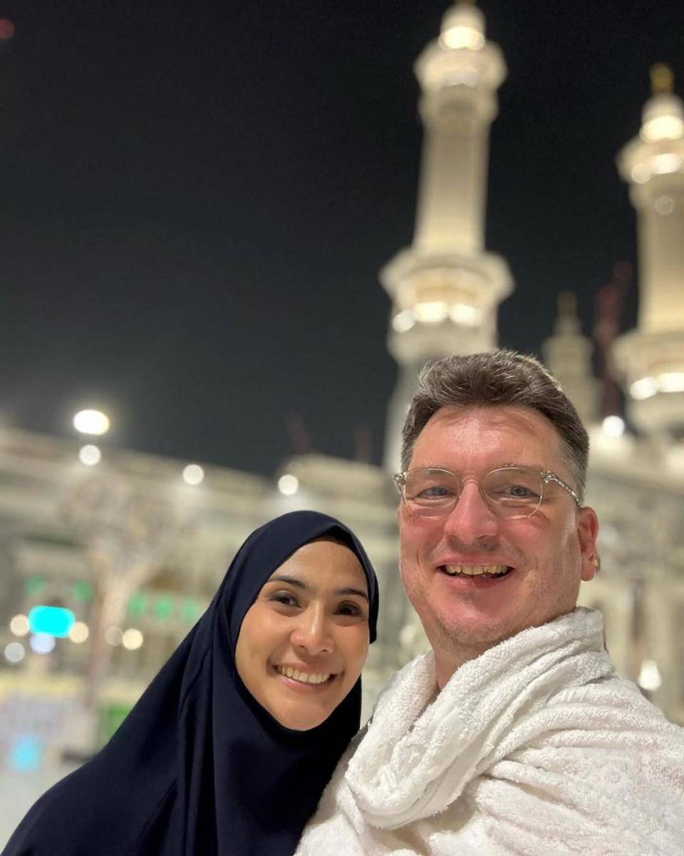 Maudy Koesnaedi umrah dengan suami dan anak (instagram.com/maudykoesnaedi)