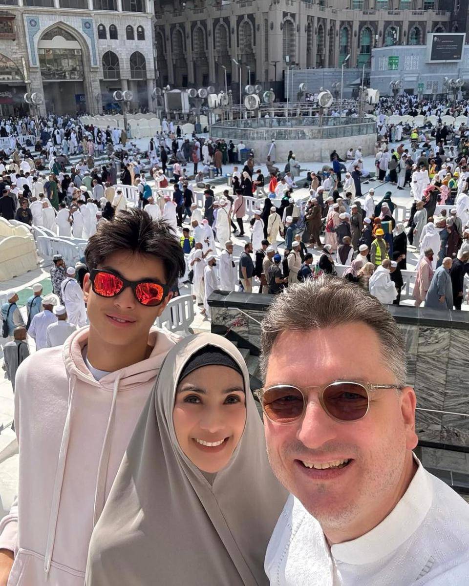 Maudy Koesnaedi umrah bareng suami dan anak (instagram.com/maudykoesnaedi)
