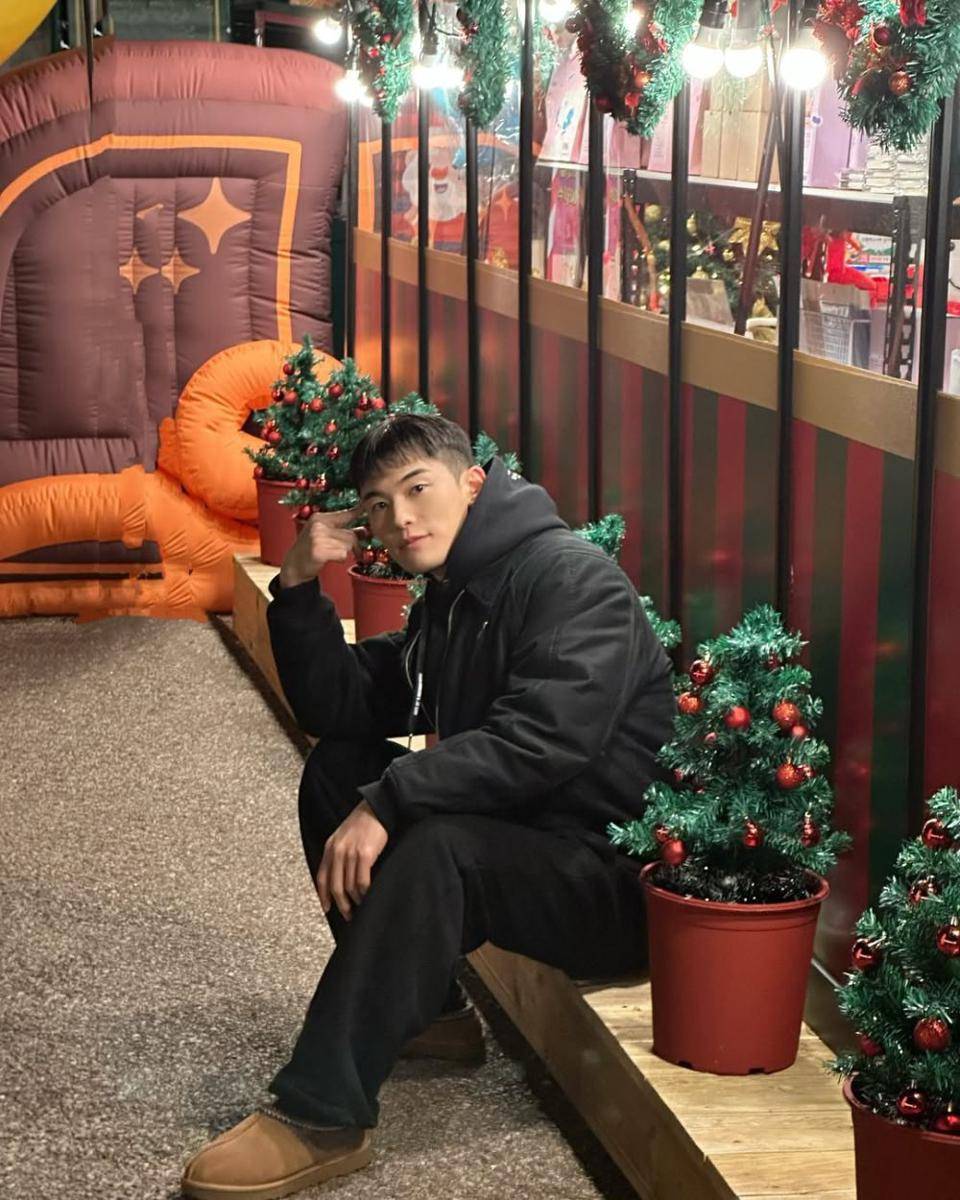 OOTD nuansa hitam ala Park Jeong Woo (instagram.com/jwp_its_me)