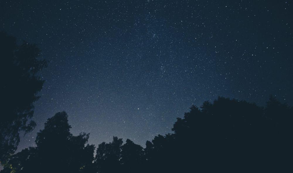 Mengapa Langit Berwarna Hitam saat Malam Hari?
