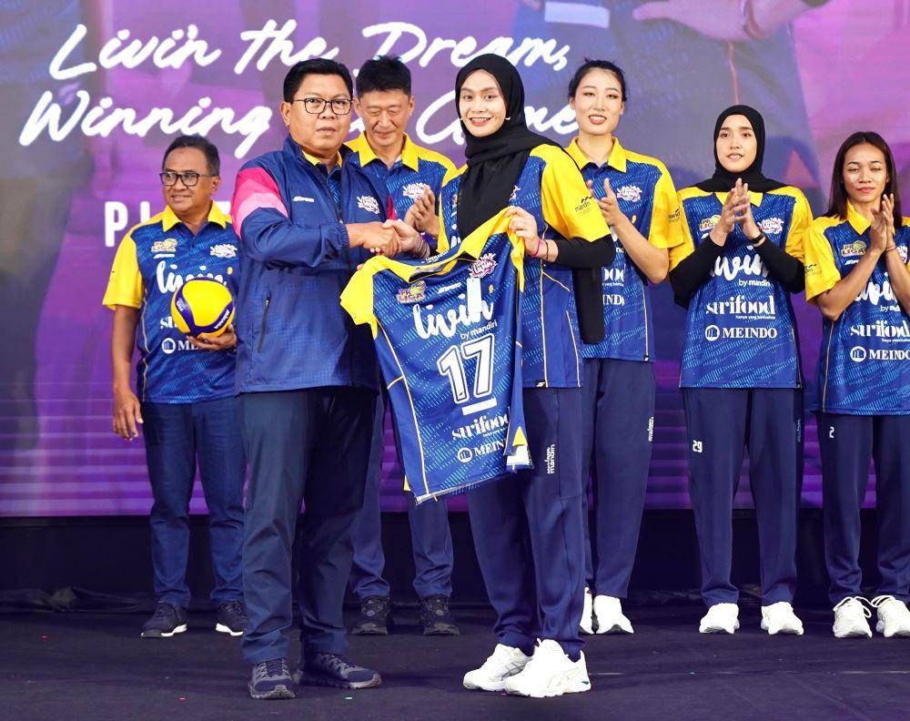 Menjelang kompetisi voli terbesar di Indonesia, Proliga 2025, Bank Mandiri secara resmi mengumumkan susunan tim voli putri profesional Jakarta Livin’ Mandiri (JLM). (Dok. Mandiri)