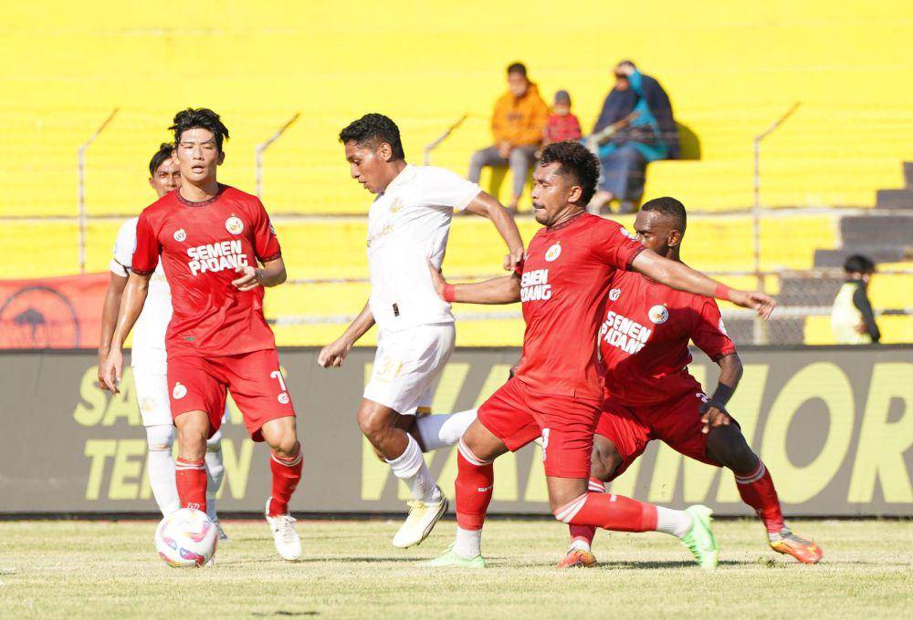 Salim Tuharea saat dihadang pemain Semen Padang. (Dok. Media Officer Arema FC)