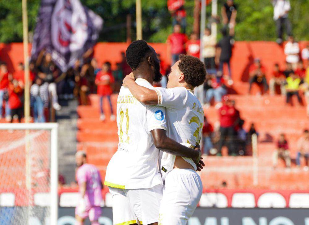 Charles Lokolingoy dan Pablo Oliveira saat merayakan gol ke gawang Semen Padang. (Dok. Media Officer Arema FC)