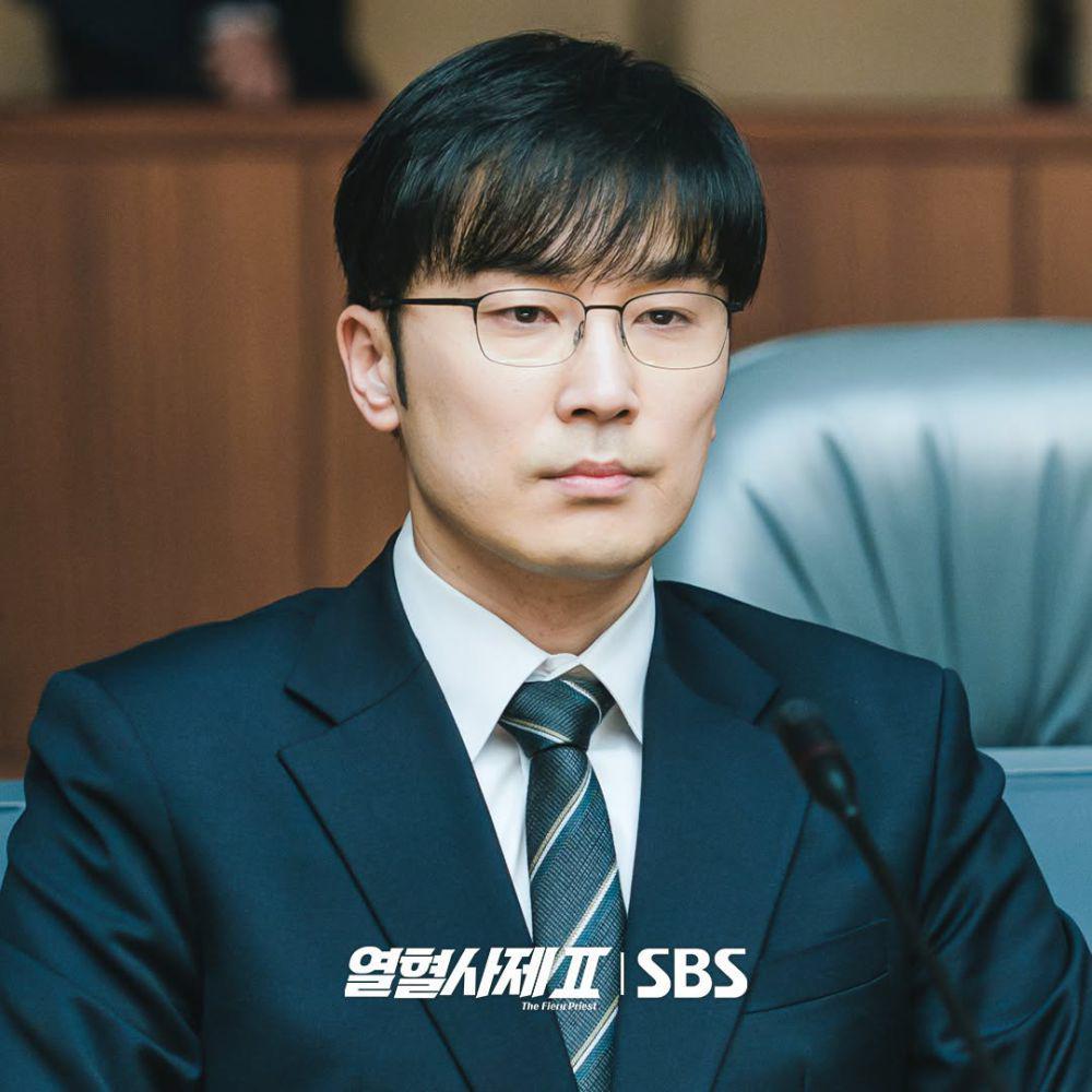 7 Kebobrokan Moral Pejabat Negara di Ending Drakor The Fiery Priest 2