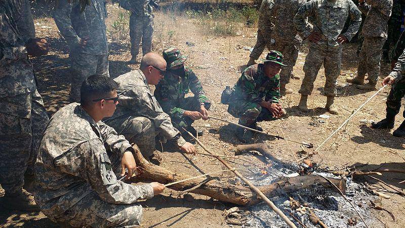 potret tentara Indonesia dan Amerika yang sedang memasak daging ular (commons.wikimedia.org/SGT Brian Erickson)